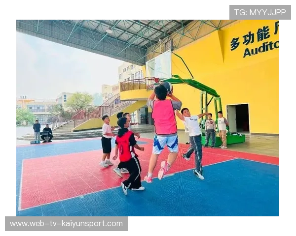 篮球少年背后传球秀翻全场：青春的激情与技术的完美融合